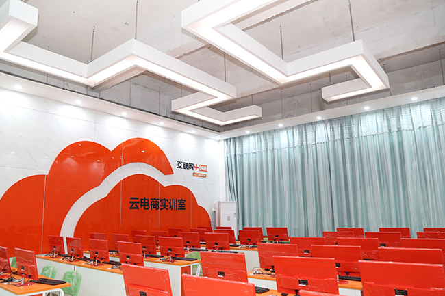 哈爾濱新華電腦學(xué)校