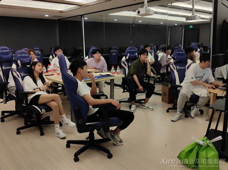 哈爾濱新華電腦學(xué)校