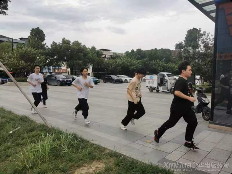哈爾濱新華電腦學(xué)校