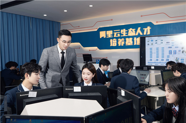 哈爾濱新華電腦學(xué)校