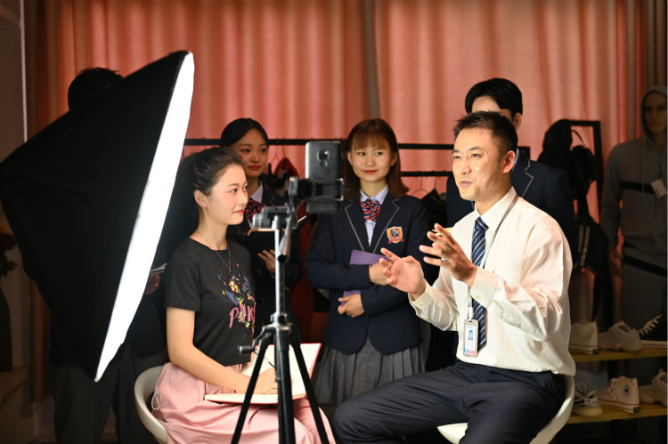想學(xué)設(shè)計(jì)，就業(yè)前景如何？網(wǎng)頁(yè)美工與UI設(shè)計(jì)師有何區(qū)別？