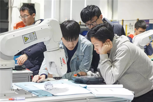 初中生不知道學什么好？來看看工業機器人就業前景
