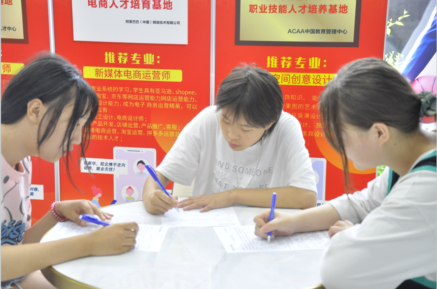 哈爾濱新華電腦學(xué)校單招培訓(xùn)：專業(yè)教學(xué)成學(xué)生走進(jìn)大學(xué)的助力者